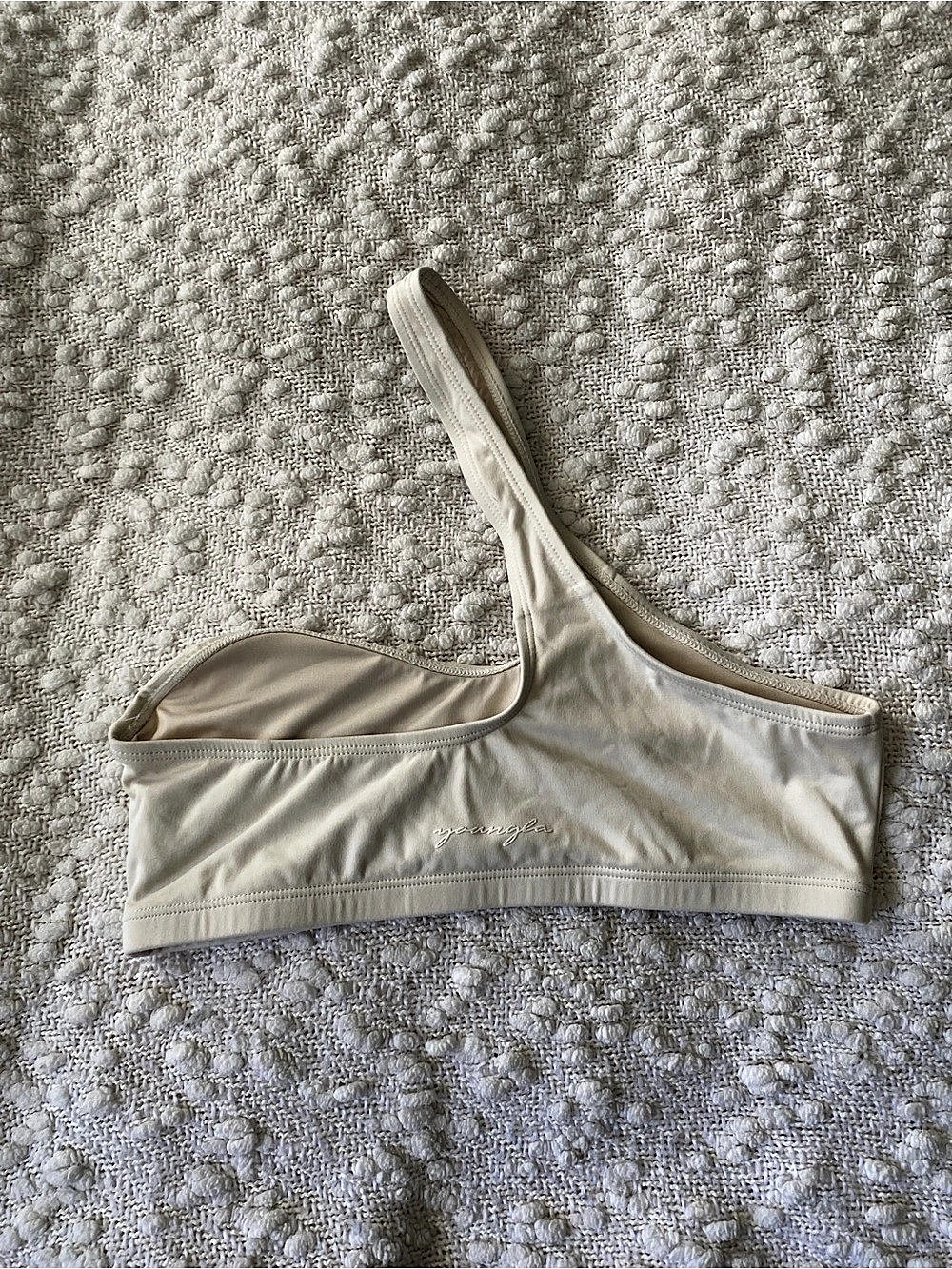 Youngla One-Shoulder Asymmetric Sports Bra White Beige